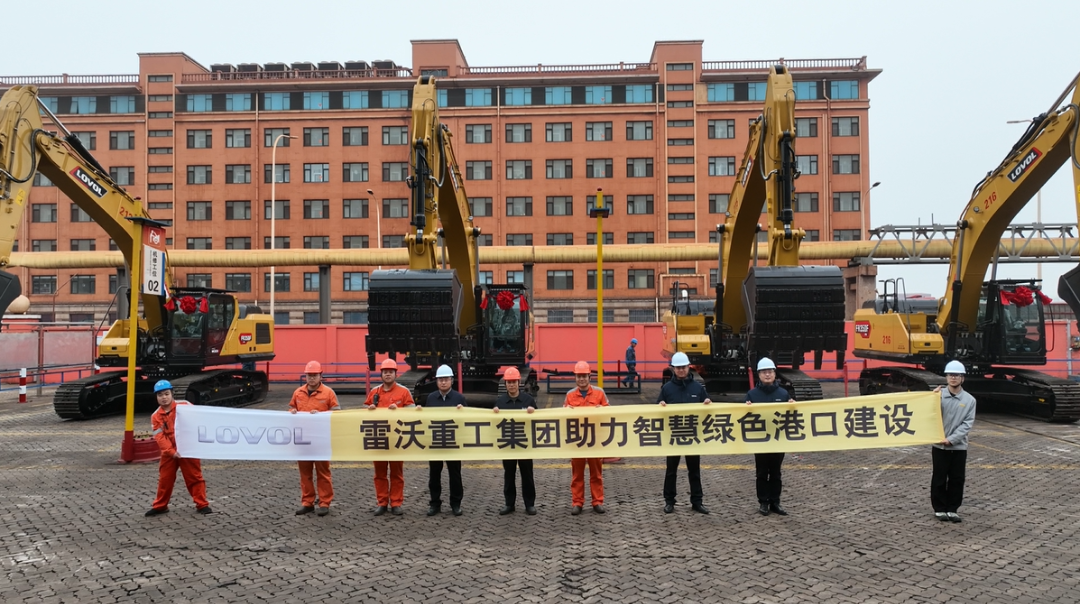 雷沃FR350F解鎖交機(jī)新姿勢(shì)，助力智慧綠色港口建設(shè)！